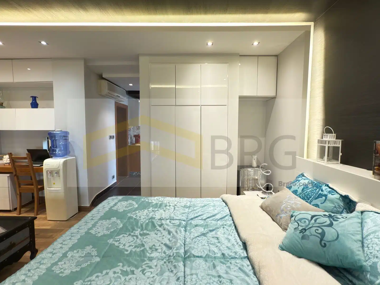 15b18e9e-c2aa-41ed-bee9-096be6f4658a